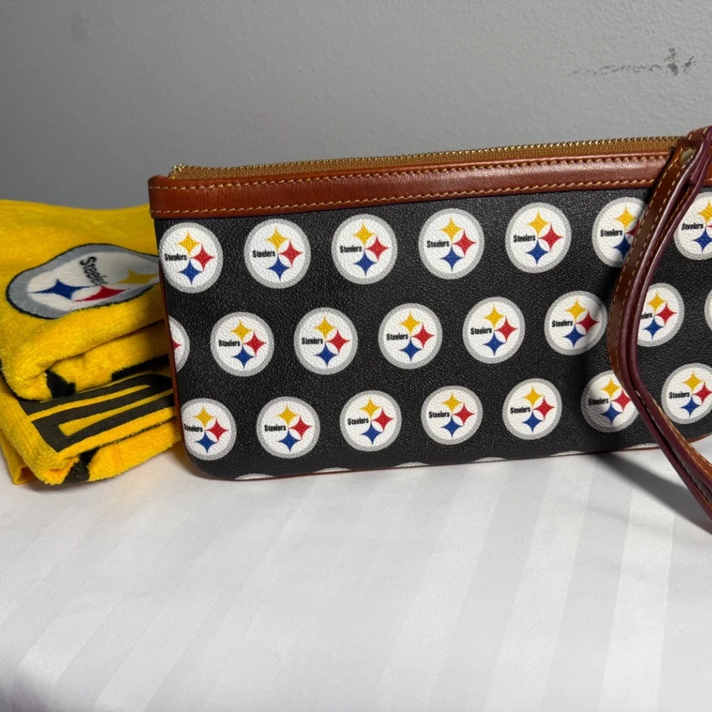 🖤💛 Dooney & Bourke Pittsburgh Steelers Wristlet – Game Day Ready! 💛🖤 - Picture 3 of 7